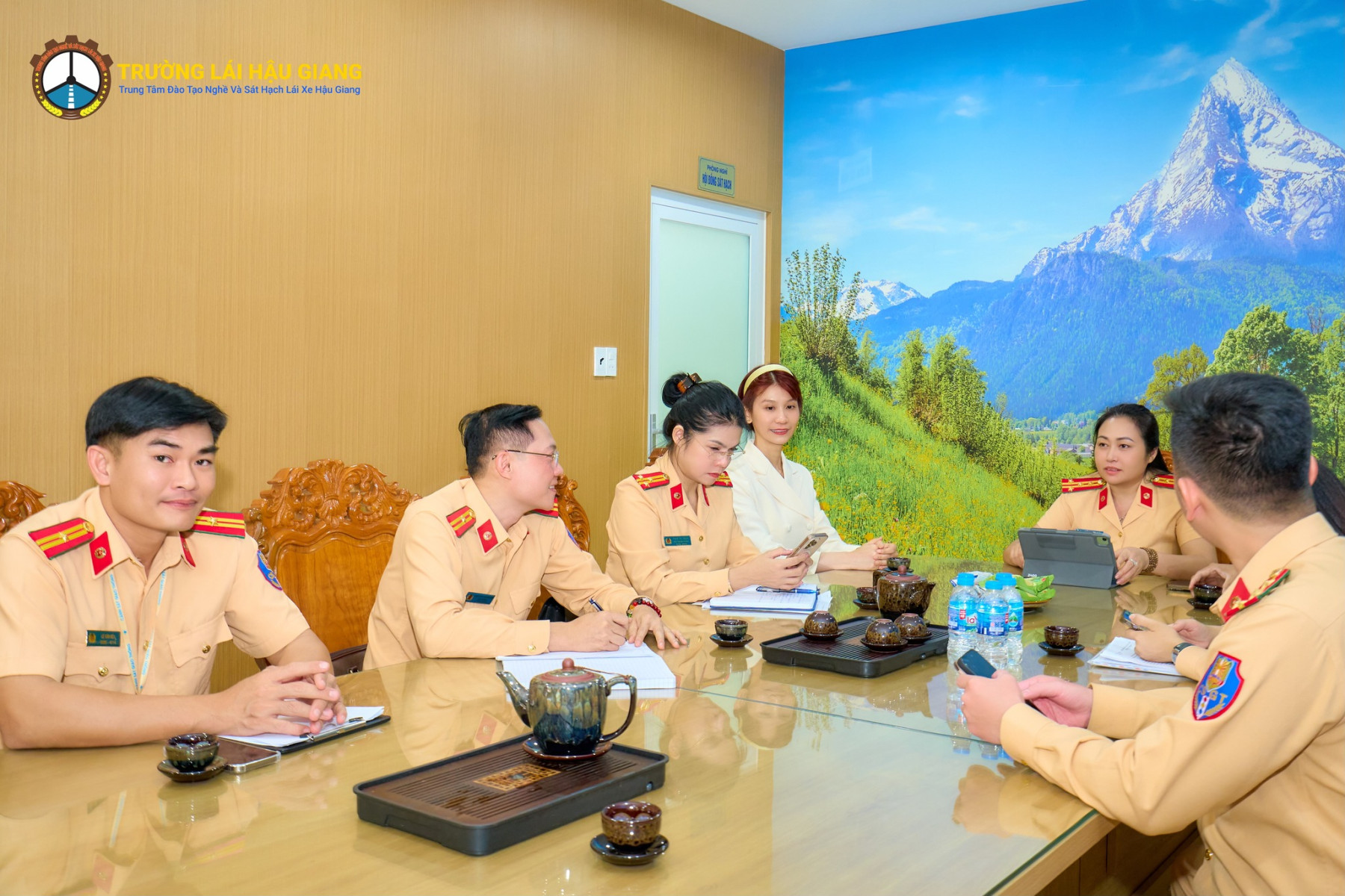 TRƯỜNG LÁI HẬU GIANG VINH DỰ ĐÓN TIẾP ĐOÀN CÔNG TÁC CỦA CỤC CẢNH SÁT GIAO THÔNG, BỘ CÔNG AN